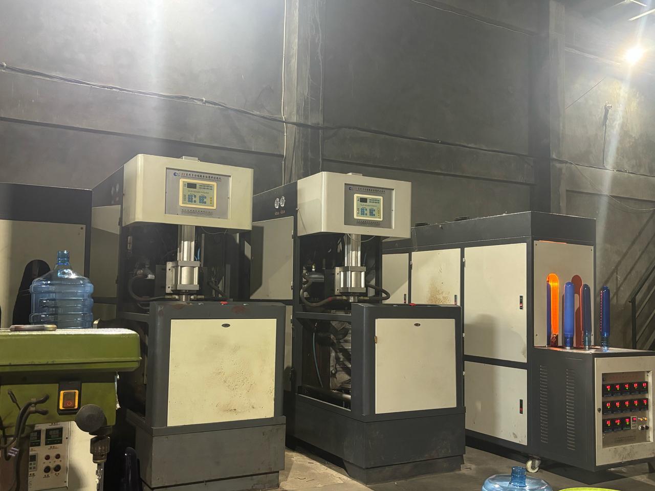 Lini produksi dengan mesin tiup